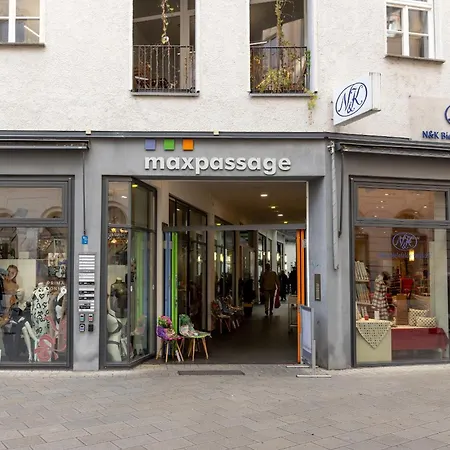 Global Living - Design I Rathausplatz I Kitchen I Apartman