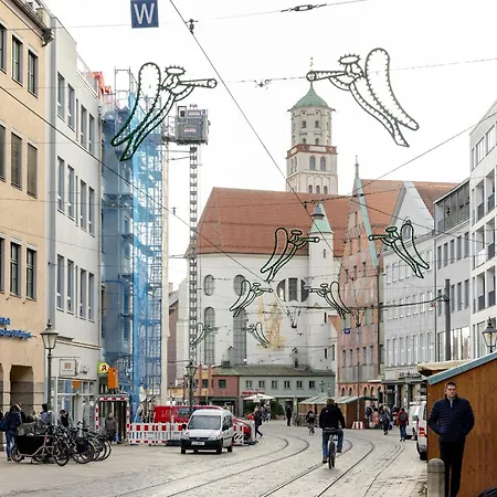 Global Living - Design I Rathausplatz I Kitchen I Daire Augsburg